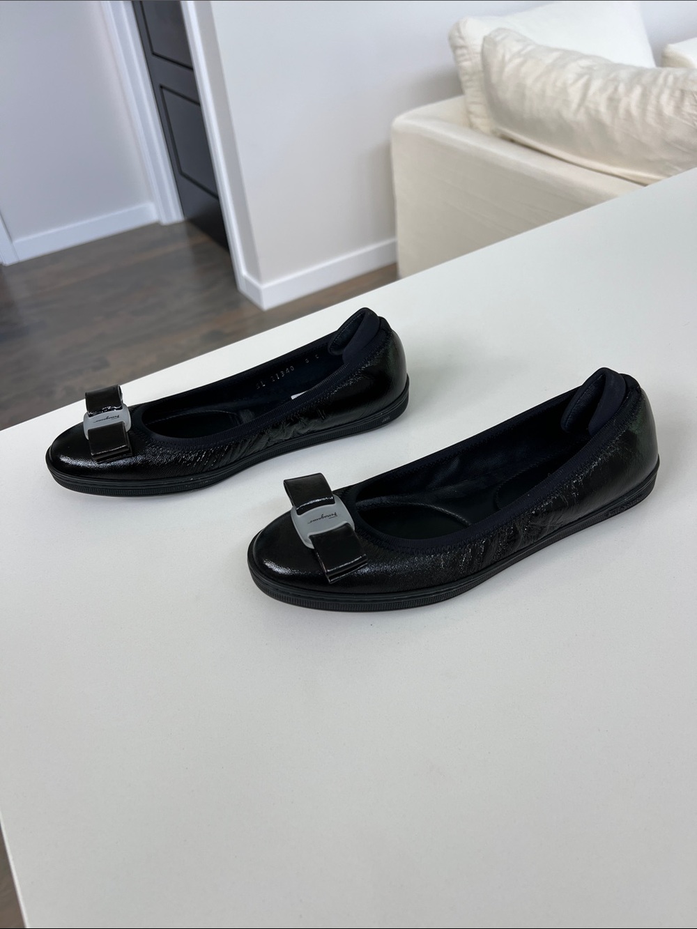 Salvatore Ferragamo savina black patent leather cushioned ballet flats with bows - Picture 10 of 10